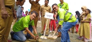 Penanaman pohon oleh GM Operasional dan Head of Site PT GKP