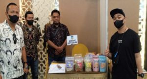 Camilan keripik kelapa dan jambu mete khas Pulau Wawonii diproduksi oleh UMKM Mohawi dan Samaturu