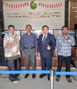 Tim kuasa hukum PT GKP mengikuti sidang gugatan 30 orang warga Wawonii di PTUN Kendari