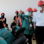 Luhut Binsar Pandjaitan bersama karyawan pabrik smelter