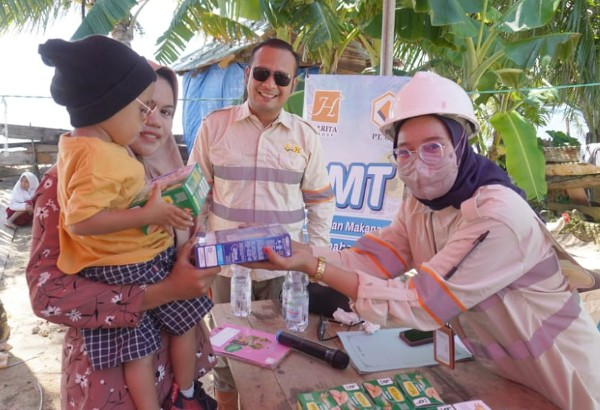 Kegiatan pemberian makanan tambahan untuk bayi dan balita